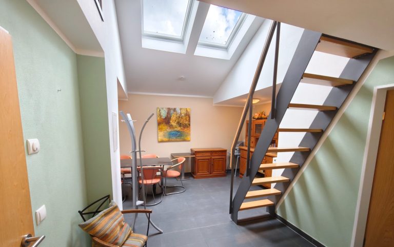 Altstadtquartier 16 Bacharach – Aufenthaltsraum mit Hochstuhl, Spielen & Galerie, ideal für Familien, Kinder & Gruppen im Mittelrheintal