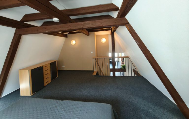 Ferienwohnung Altstadtquartier 16 Bacharach – Galerie mit Fachwerk, Doppelbett & Burgblick Stahleck, romantisch für Paare