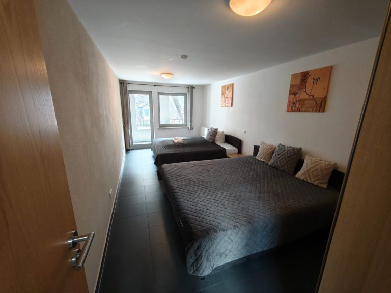 Ferienwohnung Altstadtquartier 16 – Schlafzimmer mit 2 Doppelbetten & Balkon, Blick auf Altstadt Bacharach & Burg Stahleck, ideal für Gruppe