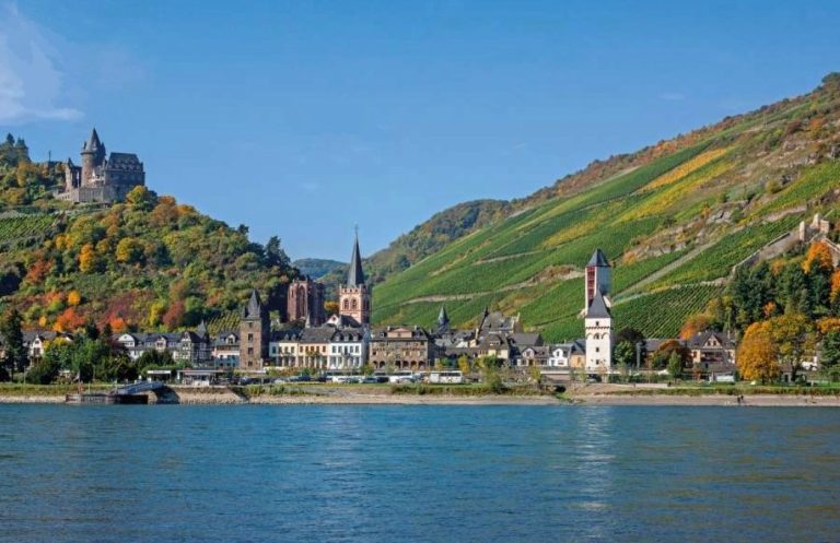 Bacharach mit Burg Stahleck und Altstadt am Rhein – Postkartenidylle im Weltkulturerbe