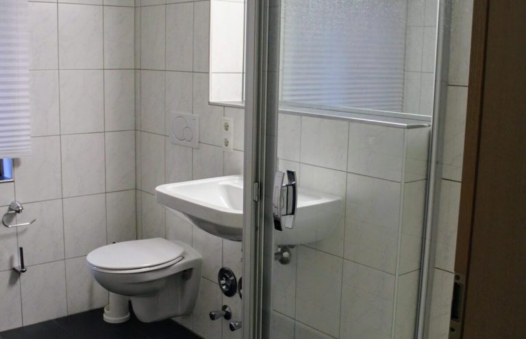 Badezimmer mit Dusche und Tageslichtfenster – Zweitbad in Ferienwohnung Altstadtquartier 16, Bacharach