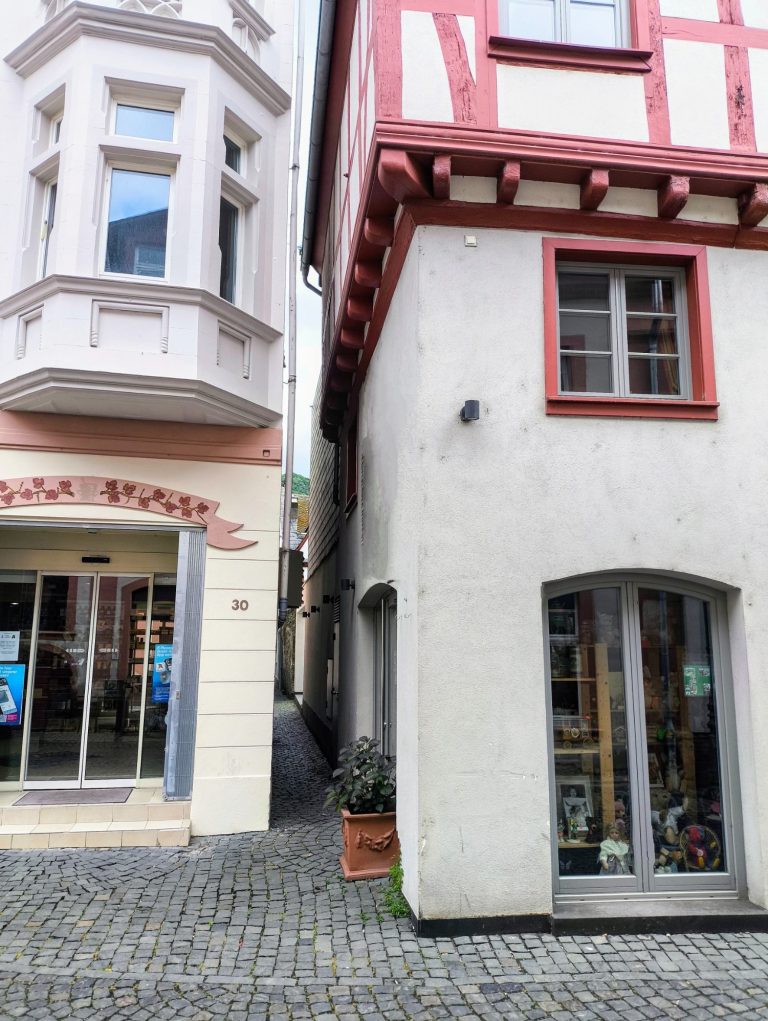 Zugang zur Ferienwohnung durch schmale Altstadtgasse – Hauseingang Altstadtquartier 16, Bacharach