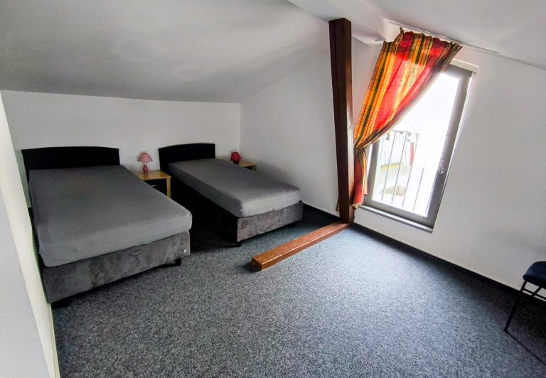 Galerie-Schlafzimmer mit zwei Einzelbetten unter Dachschräge – Altstadtquartier 16, Bacharach