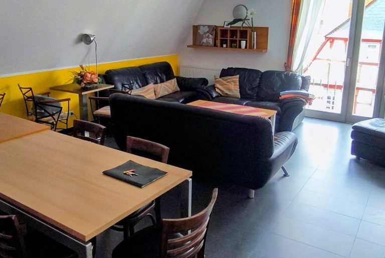 Hauptaufenthaltsraum mit Couchecke und Blick in die Altstadt – Gruppenwohnung Altstadtquartier 16, Bacharach