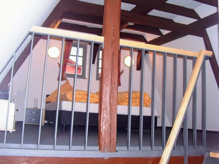 Galerie-Schlafzimmer mit Doppelbett und Fachwerkbalken – Altstadtquartier 16, Bacharach