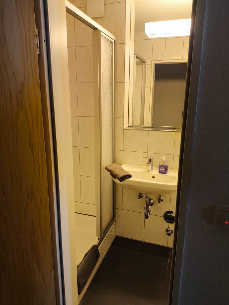 Kompaktes Badezimmer mit Dusche und Waschbecken – Ferienwohnung Rhein & Wein, Bacharach