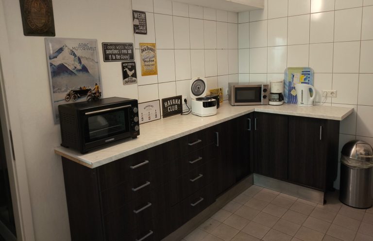 Ehemalige Café-Küche im Industriestil der Ferienwohnung Bike & Hike – robust und praktisch für Gruppen und Aktivurlauber