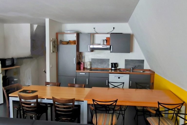 Essbereich mit Blick auf Küchenzeile im Hauptaufenthaltsraum – Ferienwohnung Altstadtquartier 16, Bacharach