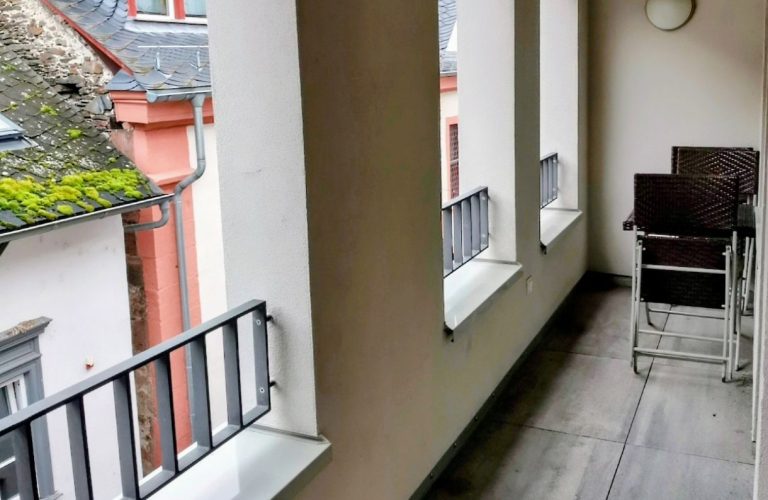 Überdachter Balkon mit Altstadtblick – Ferienwohnung Altstadtquartier 16, Bacharach