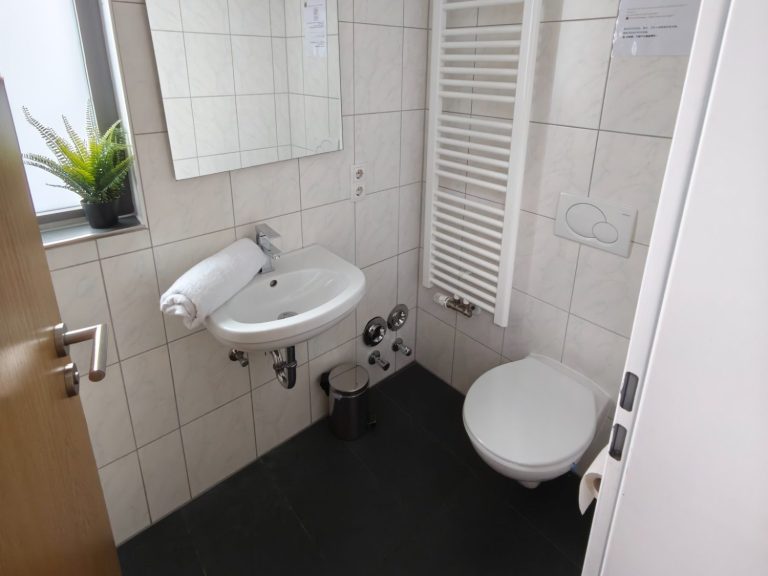 Ferienwohnung Altstadtquartier 16 – Badezimmer mit Dusche, WC & Waschbecken, ideal nach Wanderung zur Loreley oder Fahrradtour am Rhein