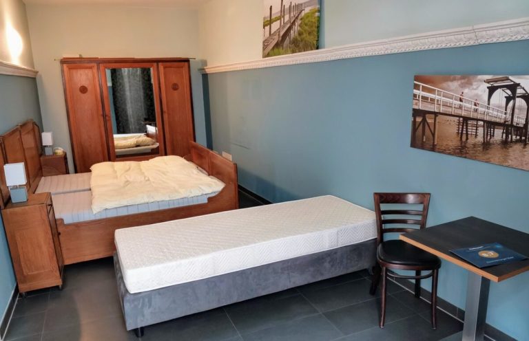 chlafzimmer der Ferienwohnung Bike & Hike im Erdgeschoss mit Doppel- und Einzelbett – ideal für Radfahrer und Wanderer in Bacharach