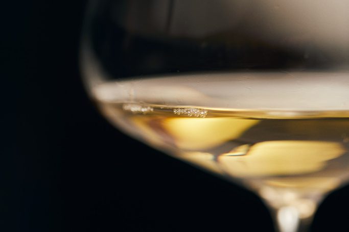 Glas Riesling im goldenen Herbstlicht – Mittelrhein