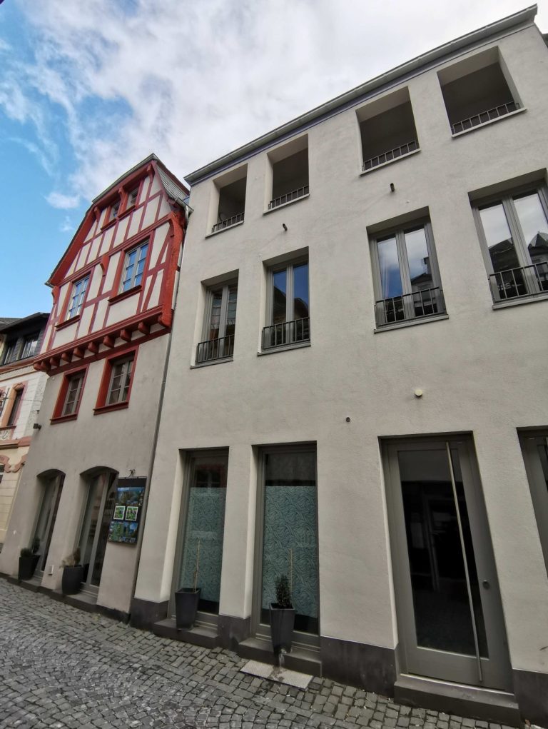 Zugang zur Ferienwohnung durch schmale Altstadtgasse – Hauseingang Altstadtquartier 16, Bacharach