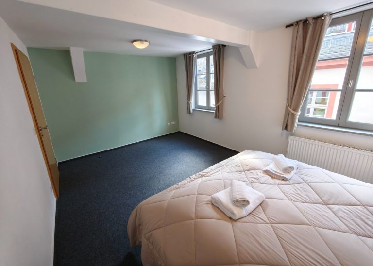 Altstadtquartier 16 Bacharach – Schlafzimmer mit Doppelbett & Babybett, ideal für Familienurlaub mit Kleinkindern im Mittelrheintal