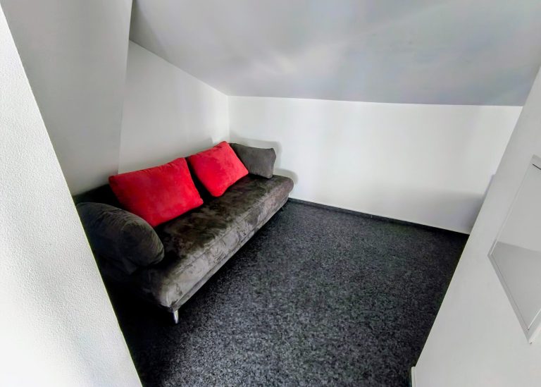 Galerie mit Schlafcouch, zwei Einzelbetten und Gäste-WC – Gruppenwohnung Altstadtquartier 16 in Bacharach