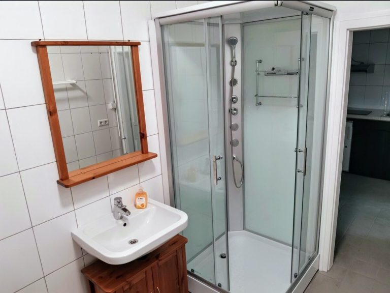 Praktisch ausgestattetes Badezimmer der Ferienwohnung Bike & Hike – pflegeleicht, funktional und ideal für Aktivurlauber