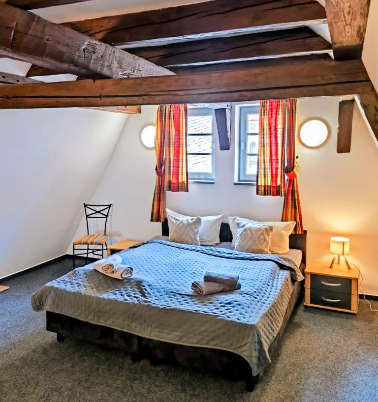 Altstadtquartier 16 Bacharach – Galerie mit Fachwerk & Doppelbett, Burgblick Stahleck, romantisch für Paare im Mittelrheintal