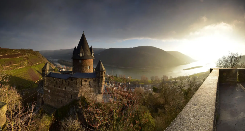 Burg Stahleck mit buntem Herbstlaub und Rheinblick