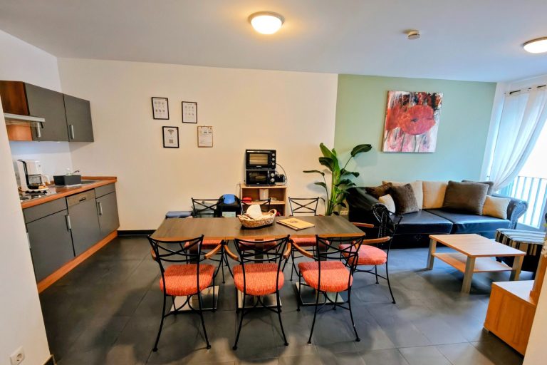 Gemütlicher Wohnbereich im Apartment Rhein & Wein in Bacharach, im 1. Obergeschoss mit Blick auf Burg Stahleck – im UNESCO Mittelrheintal.