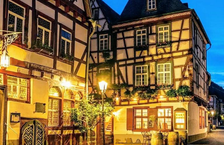 Fachwerkhäuser bei Abenddämmerung in der historischen Altstadt von Bacharach im Mittelrheintal