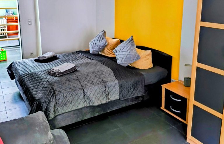 Schlafzimmer mit Doppelbett, Schlafcouch und Balkonzugang – Altstadtquartier 16 in Bacharach