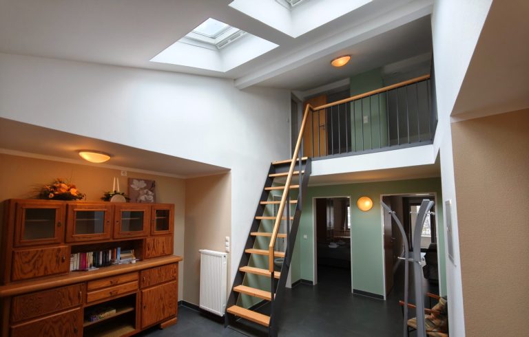 Ferienwohnung Bacharach Altstadtquartier 16 – Aufenthaltsraum mit Galerie & Dachfenstern, flexibel für Familien & Gruppen im Mittelrheintal