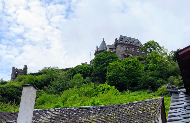 Blick vom Ferienhaus Bacchus Holiday Homes auf Burg Stahleck über Bacharach im Mittelrheintal