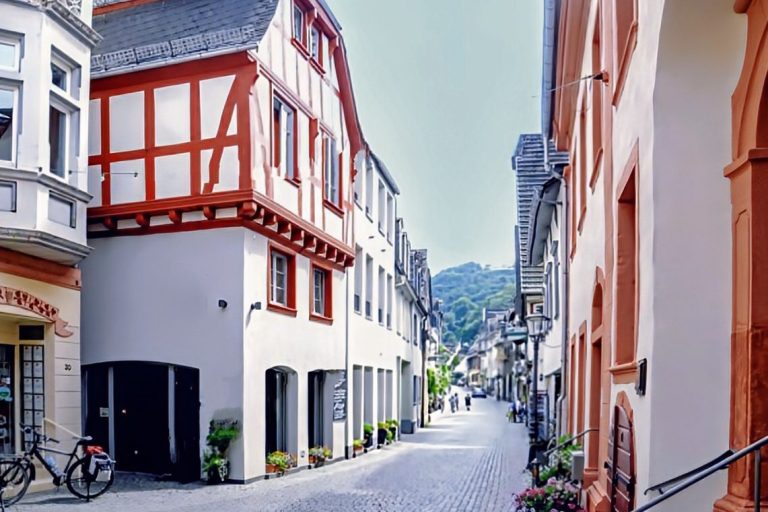 Zentrale Lage der Bacchus Holiday Homes in der Altstadt von Bacharach – umgeben von Fachwerkhäusern, Weinbergen und Sehenswürdigkeiten im Mittelrheintal
