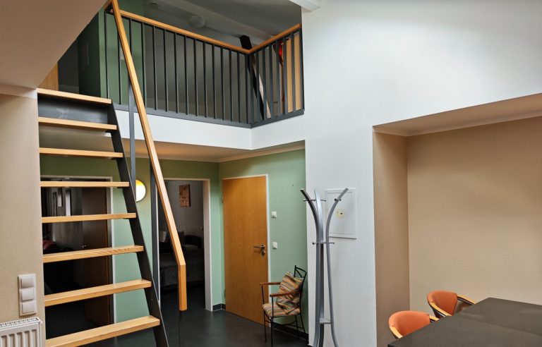 Ferienwohnung Bacharach Altstadtquartier 16 – Aufenthaltsraum mit Galerie & Dachfenstern, viel Licht, ideal im Mittelrheintal gelegen