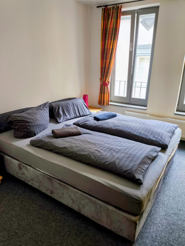Zweites Schlafzimmer mit Doppelbett und Altstadtblick – Ferienwohnung Rhein & Wein, Bacharach