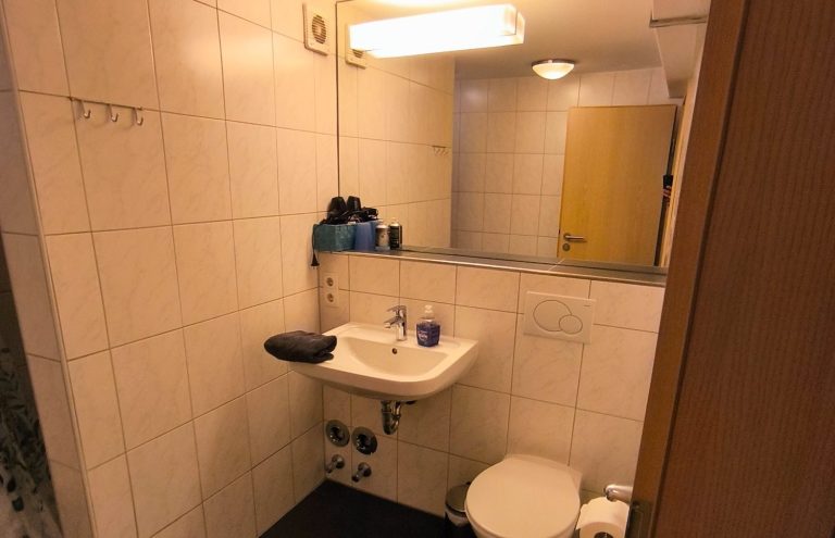 Innenliegendes Badezimmer mit großem Spiegel – Ferienwohnung Altstadtquartier 16, Bacharach